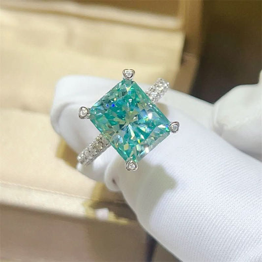Emerald 5 Karat Moissanite Ring - STRAVAÉ
