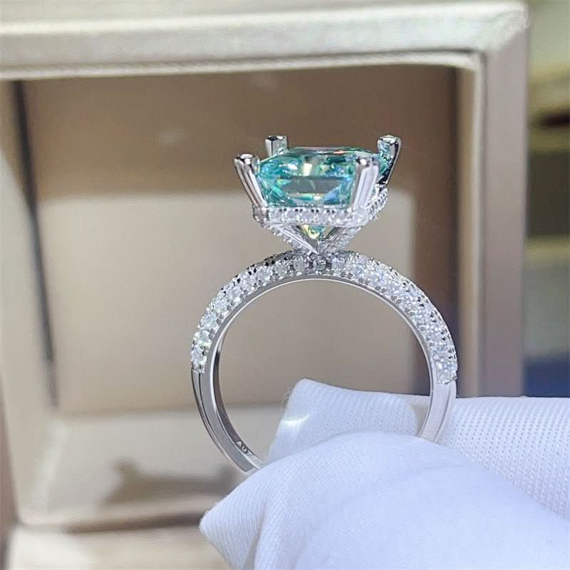 Emerald 5 Karat Moissanite Ring - STRAVAÉ
