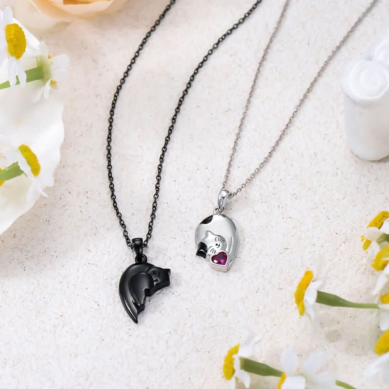 Lover’s Hug Cat Necklace - STRAVAÉ