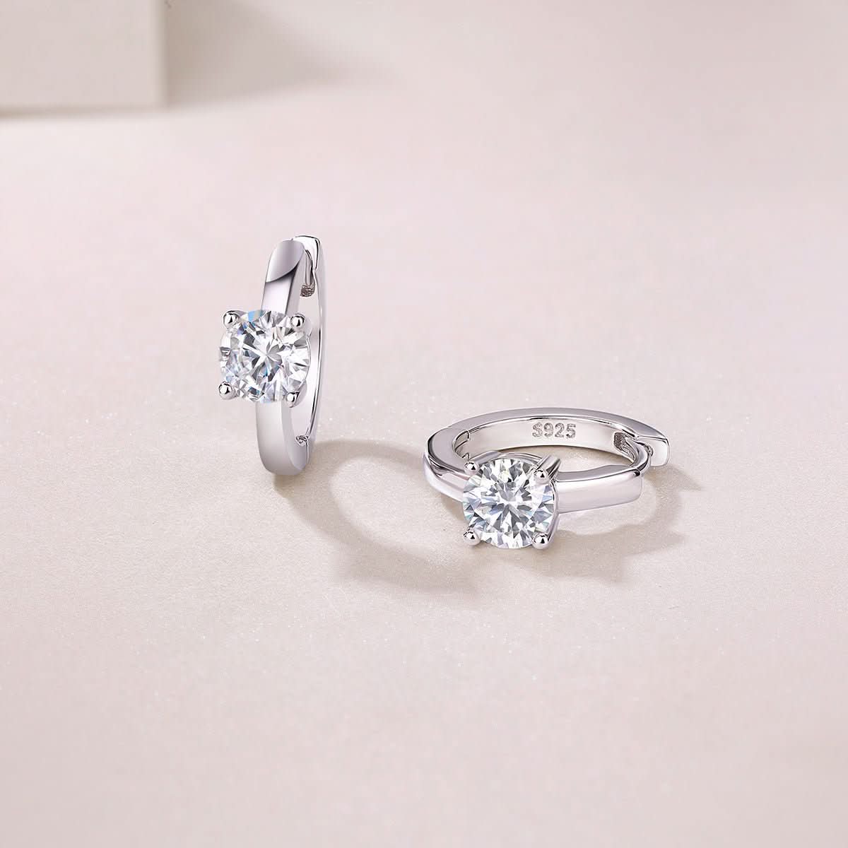 STRAVAÉ Signature: Heart of Brilliance Stud Earrings - STRAVAÉ