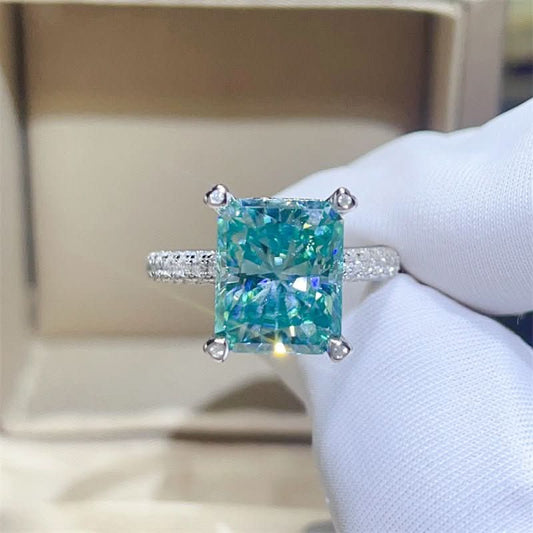 Emerald 5 Karat Moissanite Ring - STRAVAÉ