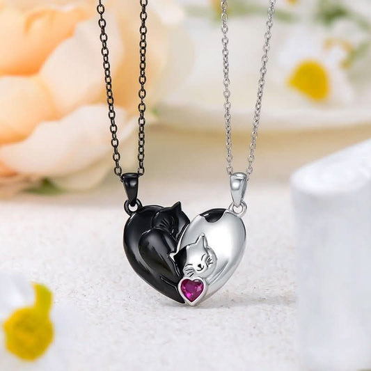 Lover’s Hug Cat Necklace - STRAVAÉ
